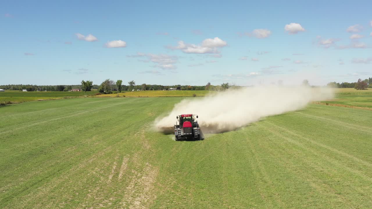 trator agrícola espalhando pó branco muito baixo na frente