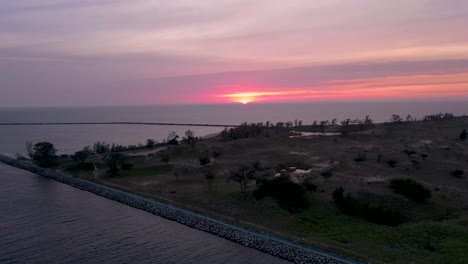 Una-Puesta-De-Sol-Sobre-El-Norte-De-Muskegon-En-La-Costa-Del-Lago-Michigan