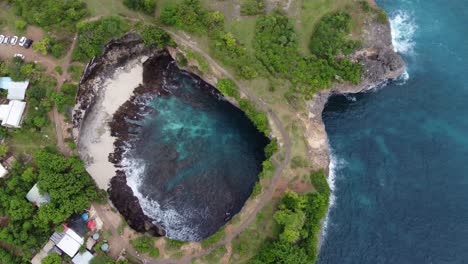 Aerial-bird's-eye-view-of-Broken-Beach-on-Nusa-Penida-Island,-indonesia