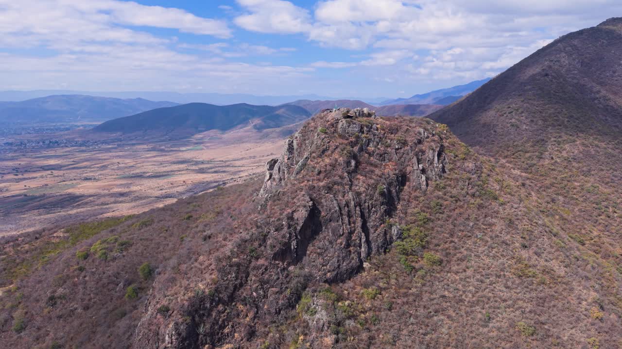 Panorama aereo dal Cerro Picacho con vista sulle valli centrali vicino a Teotitlán del Valle, Oaxaca