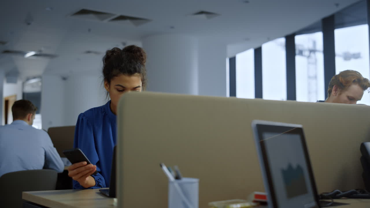 mujer de negocios usando tecnología moderna en el trabajo. gerente enviando mensajes de texto en el teléfono inteligente