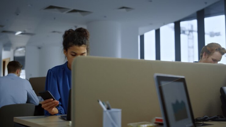 geschäftsfrau mit moderner technologie bei der arbeit. manager schreibt sms auf dem smartphone