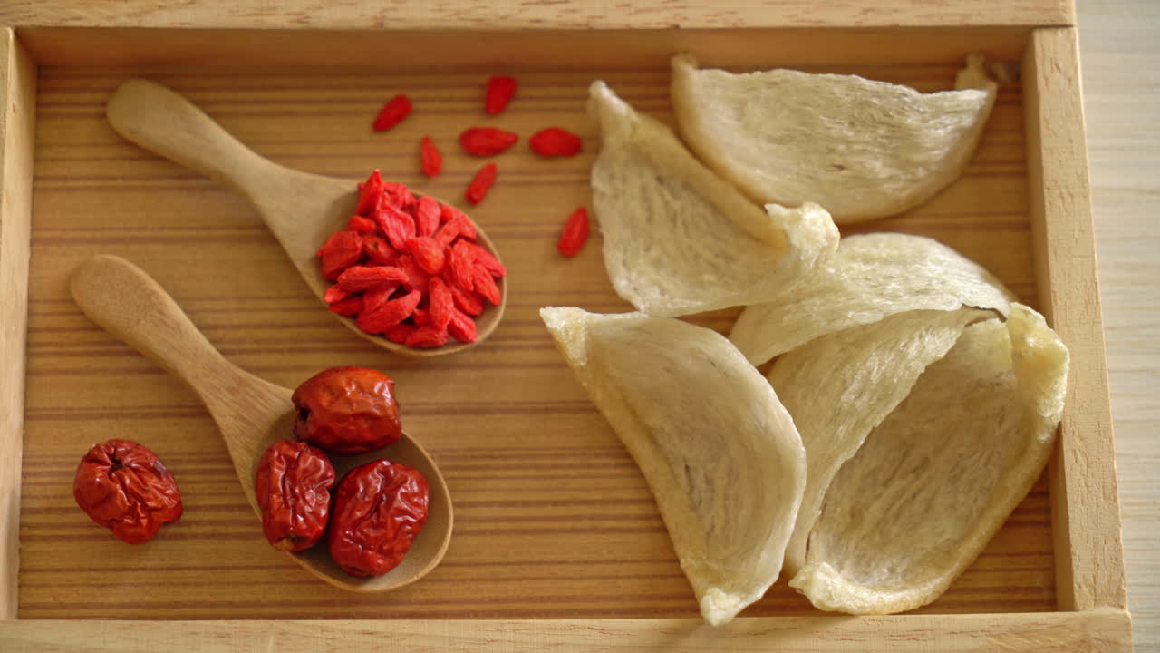 신선한 식용 새 둥지 또는 제비 둥지 원료 요리 건강에 좋은 비싼 음식 - 건강 식품