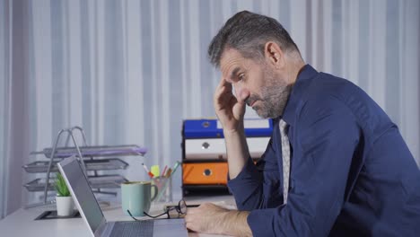 el hombre de negocios incompetente está de mal humor, molesto por las malas noticias y las pérdidas financieras.