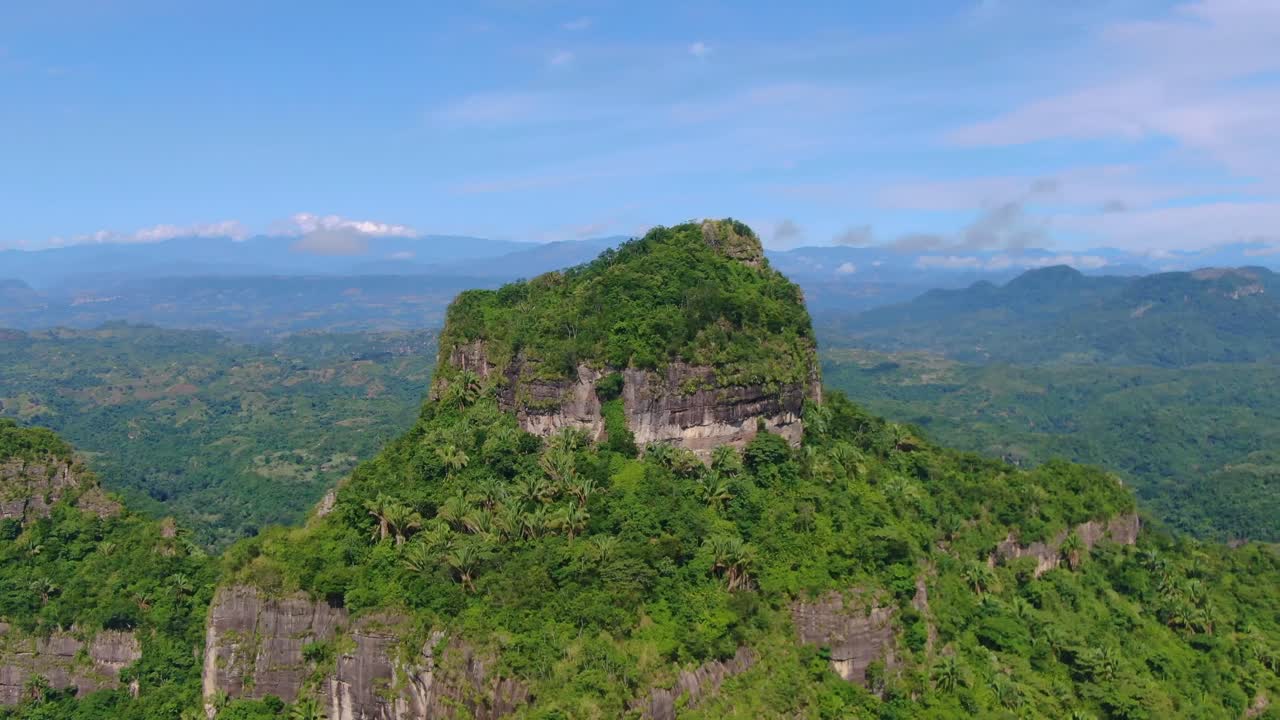 vista aérea de drones del paisaje escénico y las montañas de colombia - región de honda en un hermoso día soleado, revelando una toma de drones