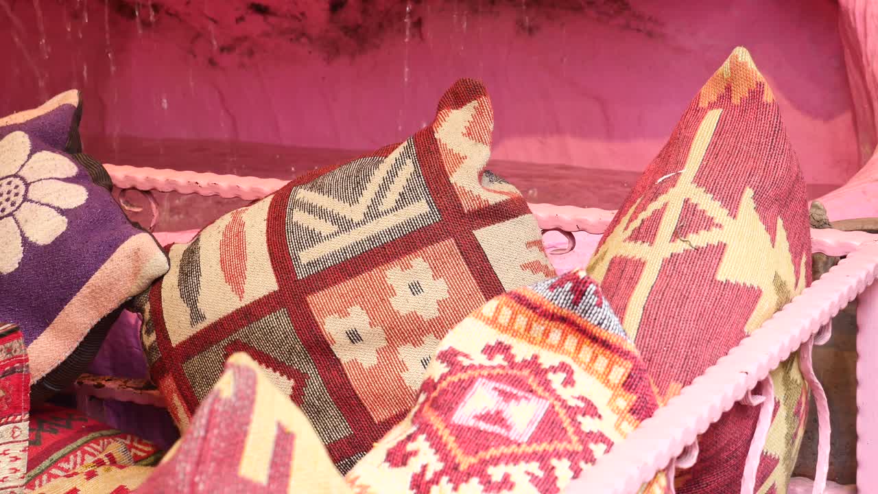 분홍색 배경 에 있는 다채로운 패턴 의 베개