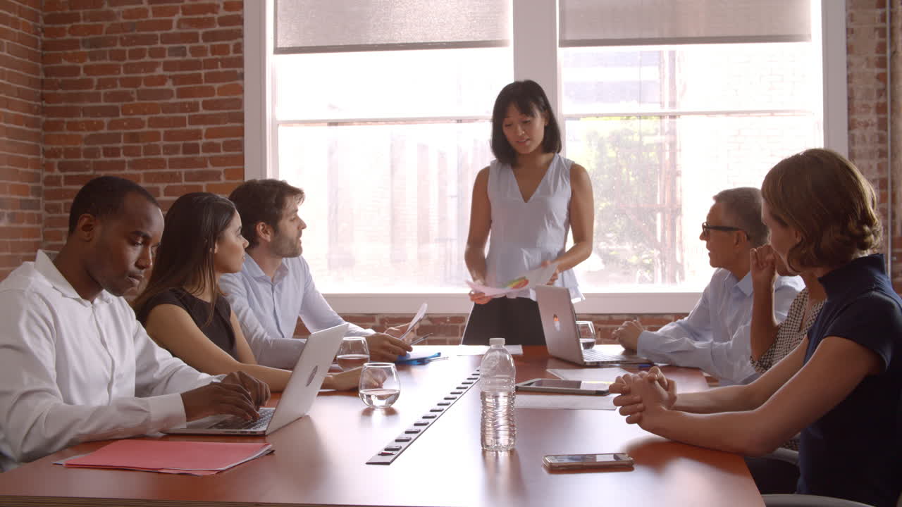 이사회 회의 에서 연설 하기 위해 서 있는 사업가