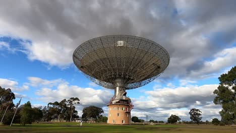 la antena parabólica gira bajo cielos cambiantes.