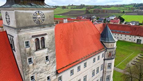 Flug-In-Der-Nähe-Der-Burg-Hartheim-In-Alkoven,-Oberösterreich---Drohnenaufnahme