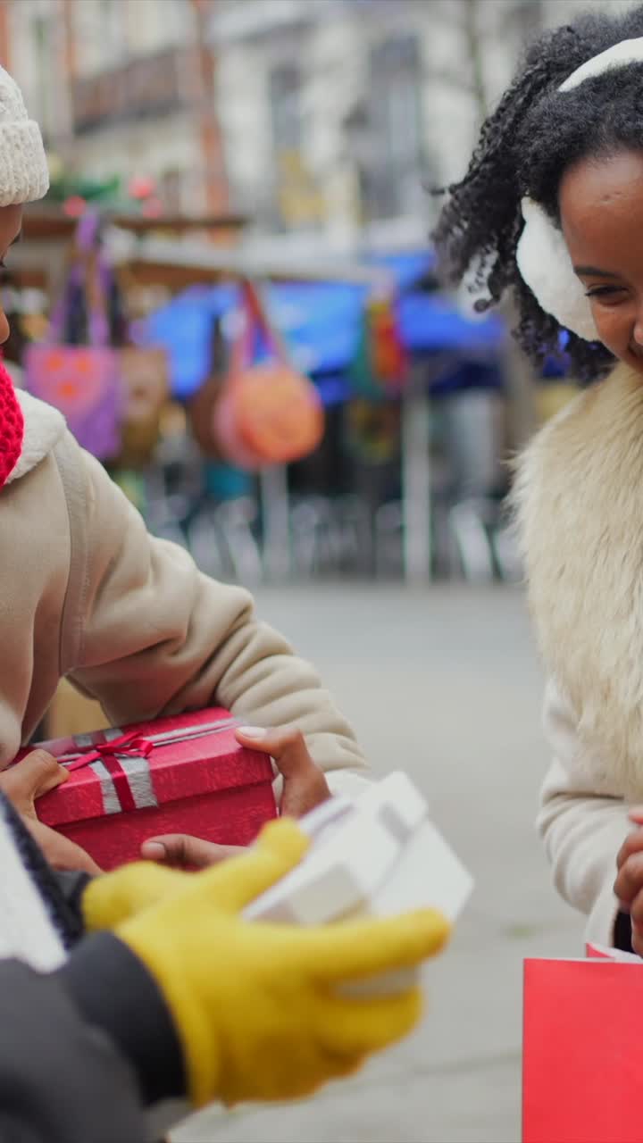 선물을 주고받는 사람들