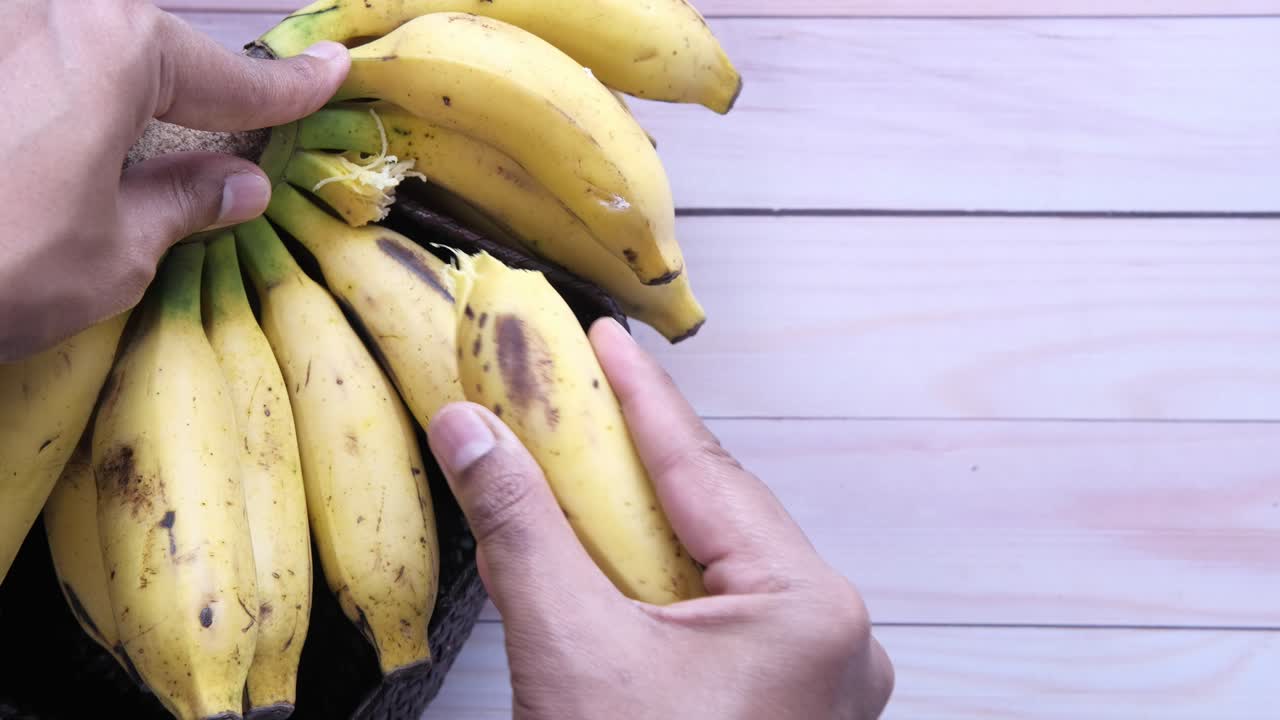 바나나를 뽑는 손