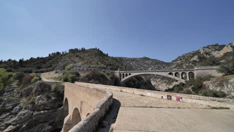 Teufelsbrücke-über-Den-Fluss-Herault,-Sonniger-Tag