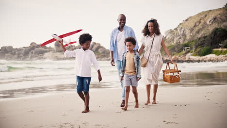 Wandern,-Glückliche-Familie-Am-Strand-Zusammen