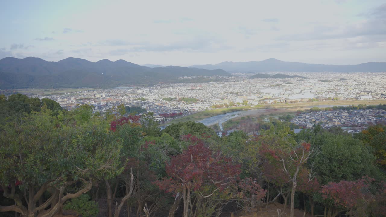 ciudad de kyoto y río vistos desde la montaña arashiyama, tiro panorámico