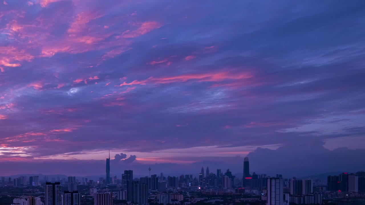 Vista panorâmica aérea de Kuala Lumpur durante a hora azul e time-lapse do pôr do sol.