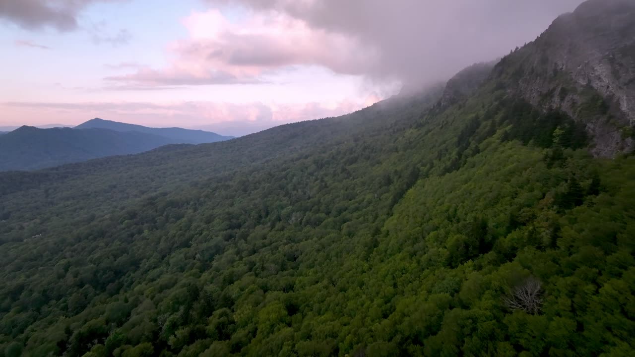 la montaña del abuelo al atardecer desde linville, nc.