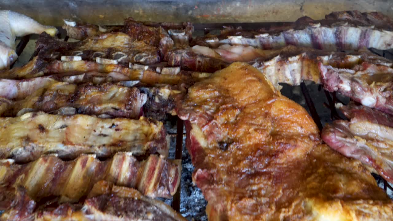 costillas de res asadas en una parrilla argentina caliente y ahumada