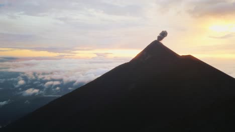 Vista-Aérea-Del-Volcán-En-Erupción-Al-Atardecer