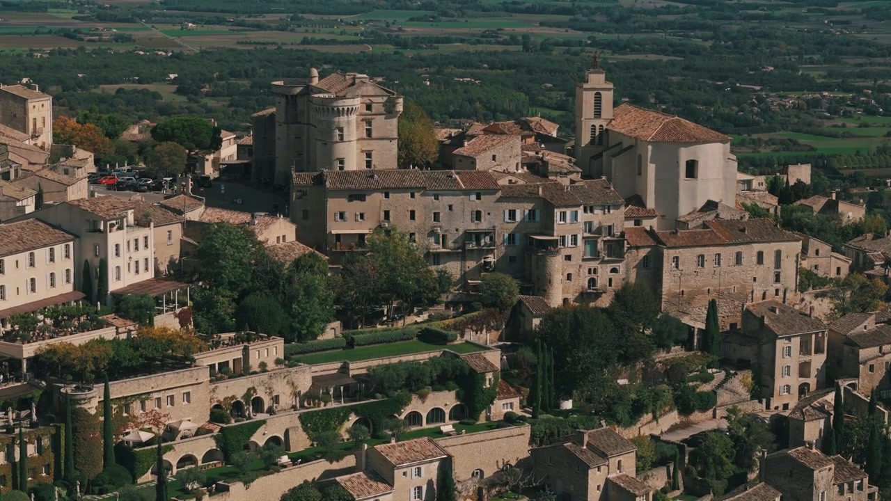 Sorvolo di drone in avvicinamento a Gordes, Francia, che riprende il pittoresco villaggio in collina.