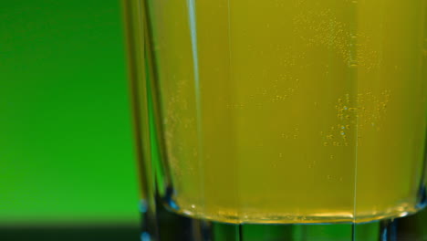 primer plano de un vaso de refresco