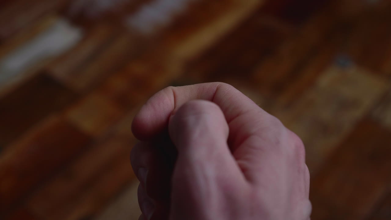 tirar la moneda con el pulgar y luego aterrizar en el piso de madera