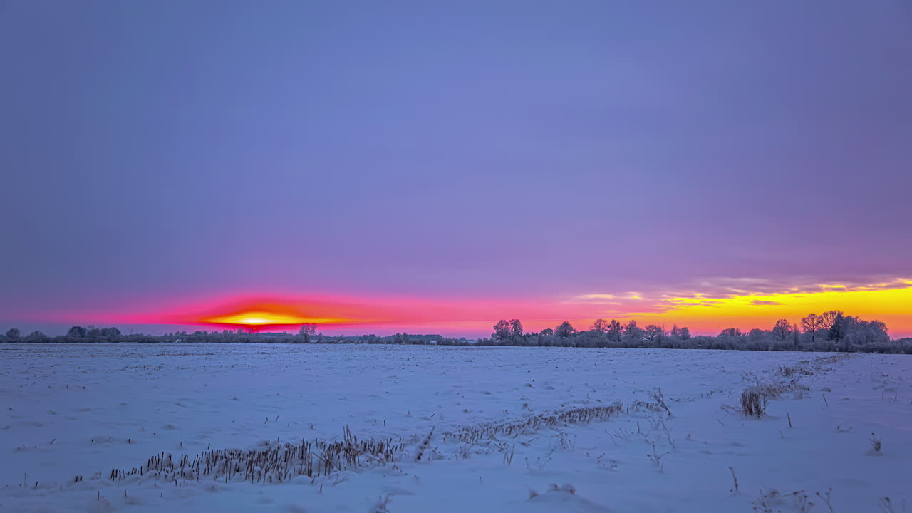 time-lapse de amanecer naranja en el paisaje nevado del país de las maravillas de invierno