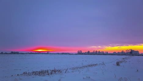 Zeitraffer-Eines-Orangefarbenen-Sonnenaufgangs-In-Einer-Verschneiten-Winterlandschaft