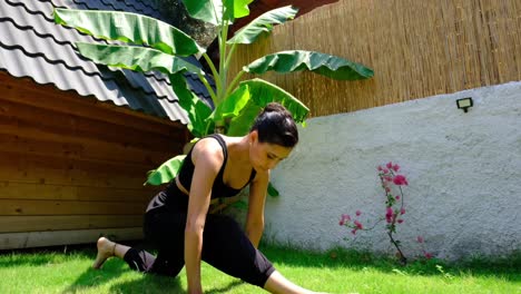una mujer hace en el jardín en turquía