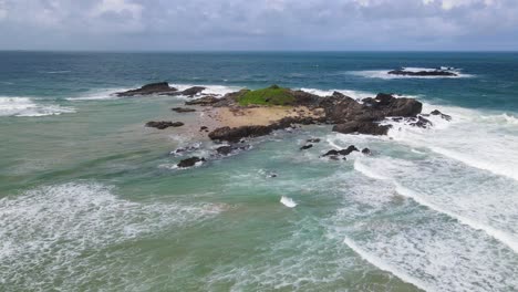 Blaue-Seelandschaft-Mit-Surfwellen,-Die-Im-Sommer-Auf-Felsen-In-Sawtell-Beach,-New-South-Wales,-Australien-Spritzen