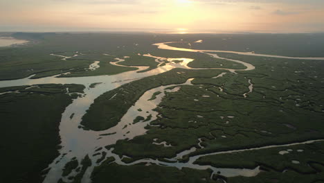 Disparo-De-Drones-De-Alto-Establecimiento-Del-Increíble-Amanecer-Naranja-De-Salt-Marsh-Y-Creek-En-Wells-next-the-sea-North-Norfolk,-Reino-Unido,-Costa-Este