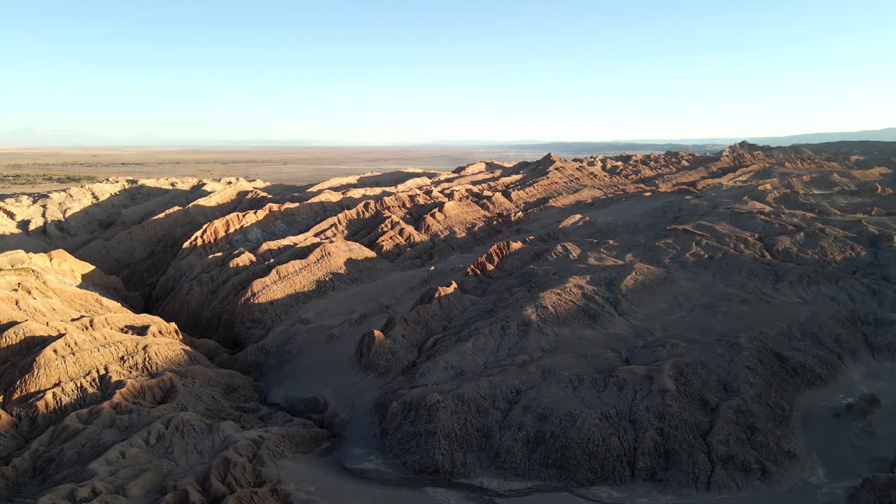 vista de la danza desde arriba mientras el avión no tripulado se eleva sobre el "valle de la luna" en atacama, chile