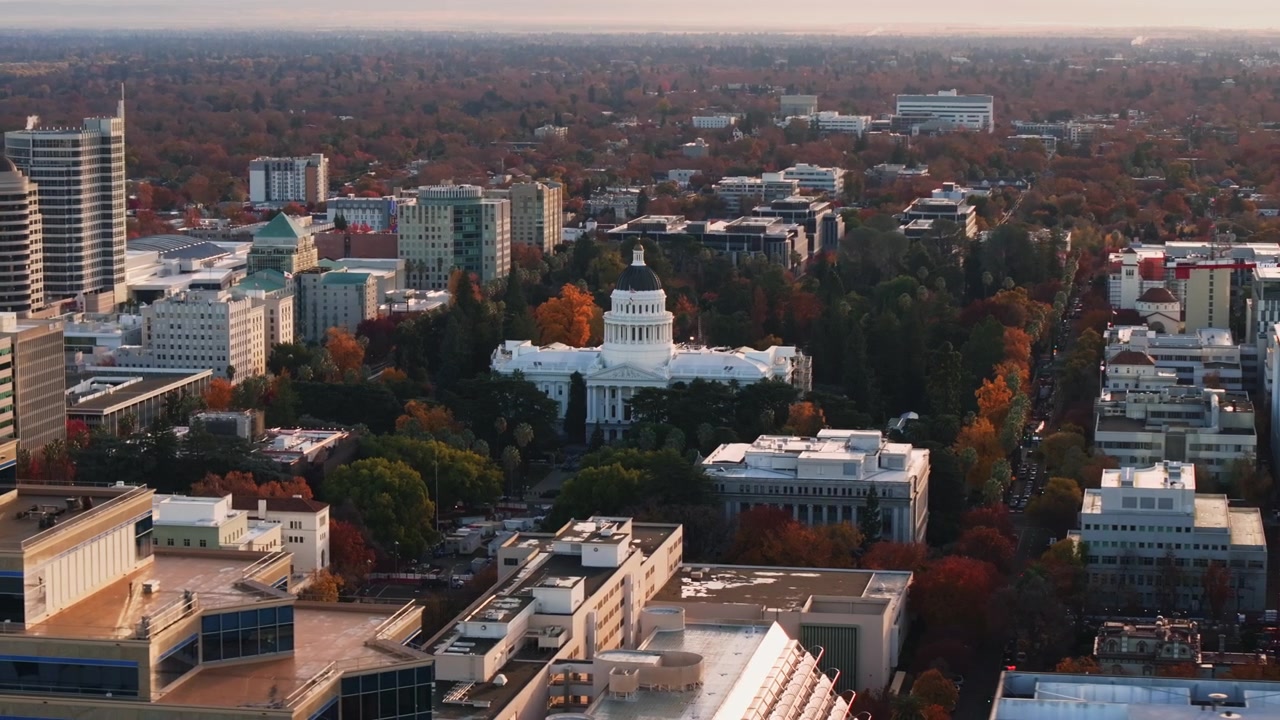 Smukt drone-luftfoto af California State Capitol Building i Sacramento, CA, under den gyldne time, panorering til højre, 4K UHD