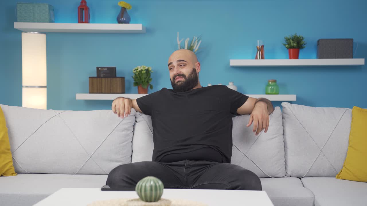 hombre cansado y somnoliento.