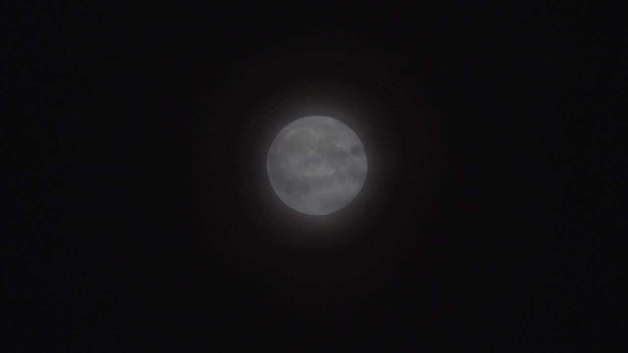 Movimento da lua em um céu noturno escuro coberto por névoa. Primavera