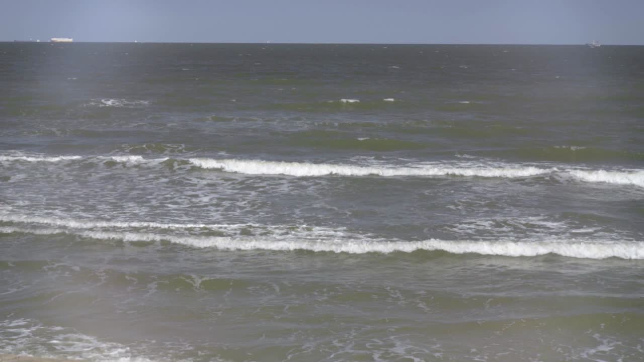 방파제를 따라 갤버스턴 해변의 슬로우 모션 영상