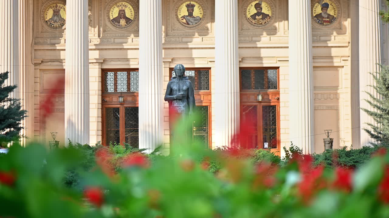 Vista ravvicinata dell'Ateneo rumeno di Bucarest, Romania. Edificio principale, piazza con una statua di fronte, vegetazione