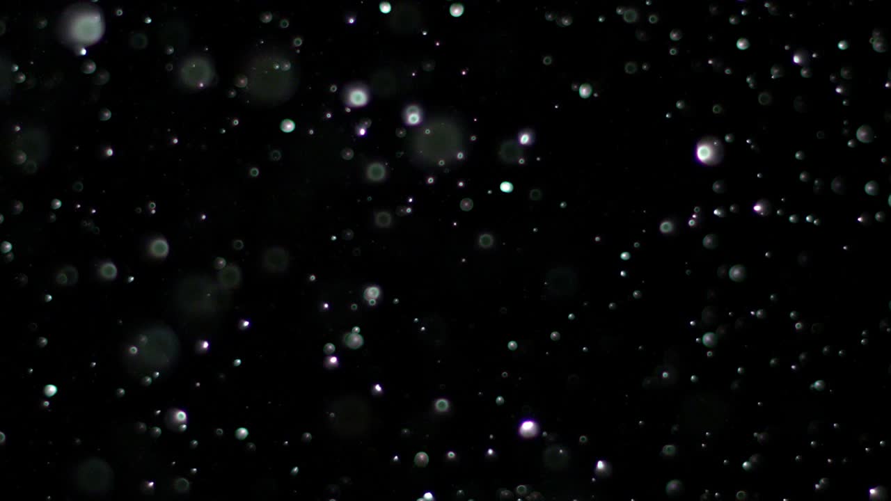 nieve en cámara lenta sobre un fondo negro