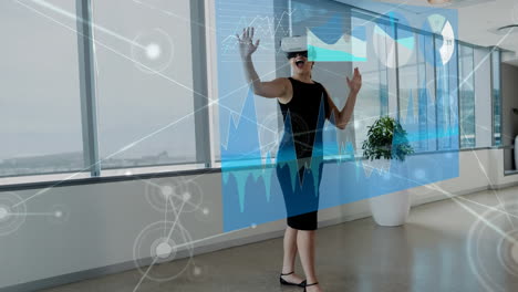 usando auriculares de realidad virtual, mujer interactuando con la visualización de datos a través de conexiones de red