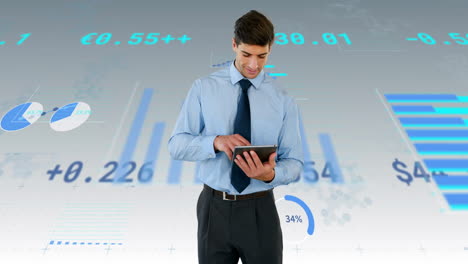 animación del procesamiento de datos financieros sobre un empresario caucásico que usa una tableta