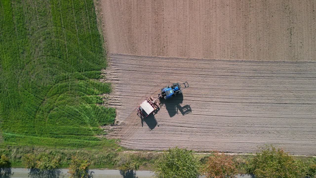 Agricoltore controlla l'attrezzatura agricola.