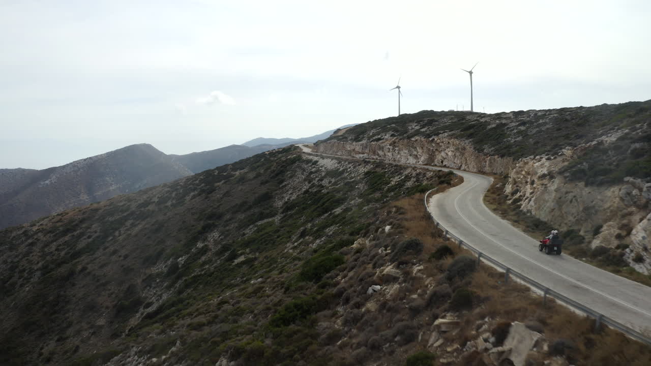 atv, ios의 산악 도로를 통해 운전하는 커플과 함께 쿼드 바이크, 드론 항공 영상으로 그리스