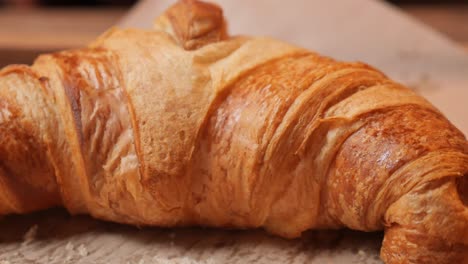 primer plano de un croissant