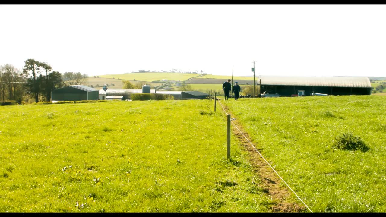 두 명의 가축 농부 들 이  ⁇  에서  ⁇ 고 있다