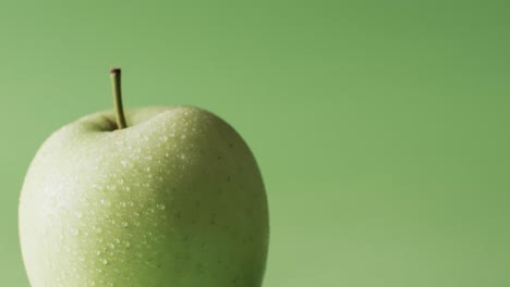 video de una manzana verde con espacio de copia sobre un fondo verde