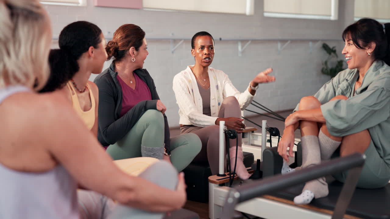Kvinder i en Pilates-holddiskussion