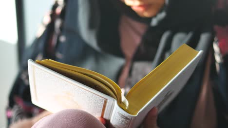 mujer leyendo el corán