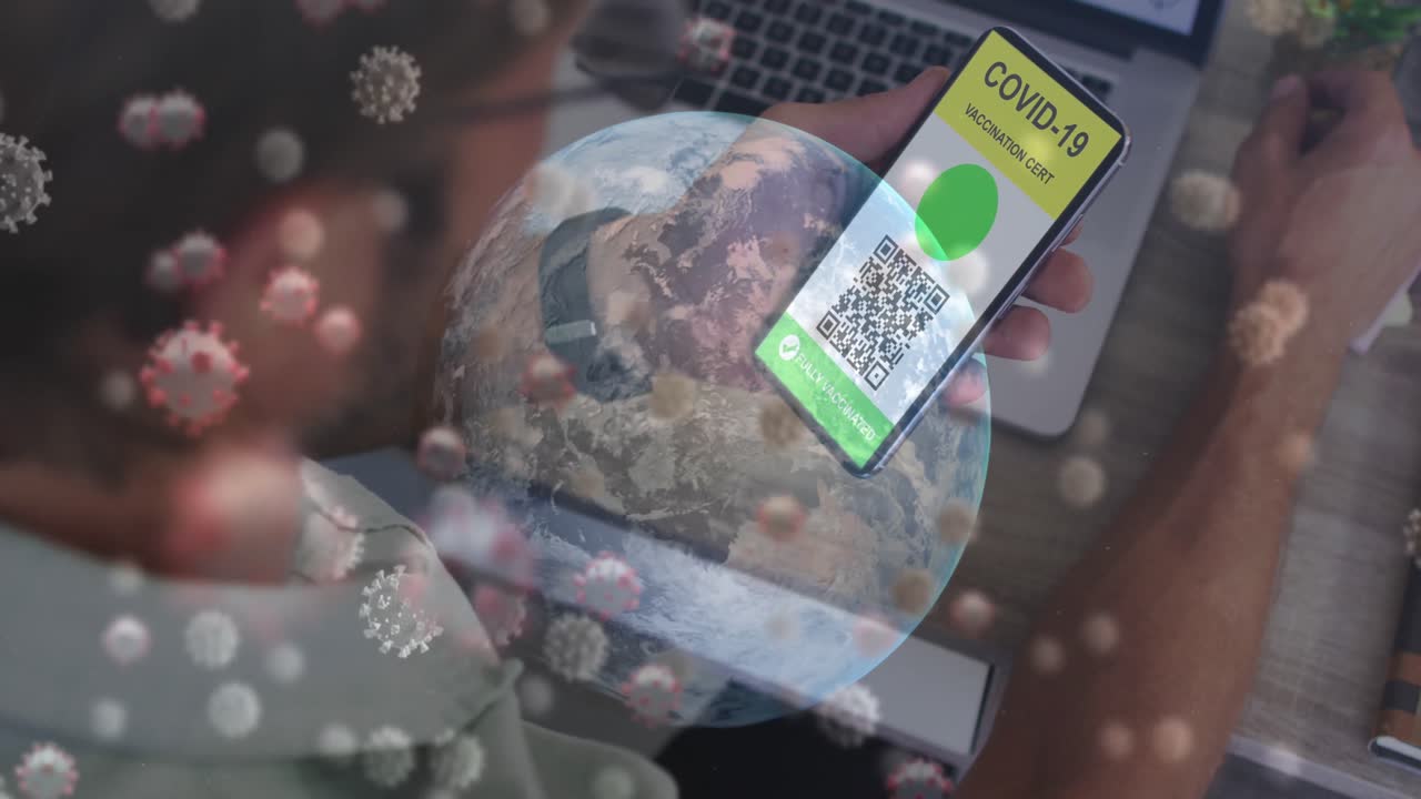 animación de un hombre con un teléfono inteligente con un pasaporte de vacunación contra la covid-19 sobre células de coronavirus y