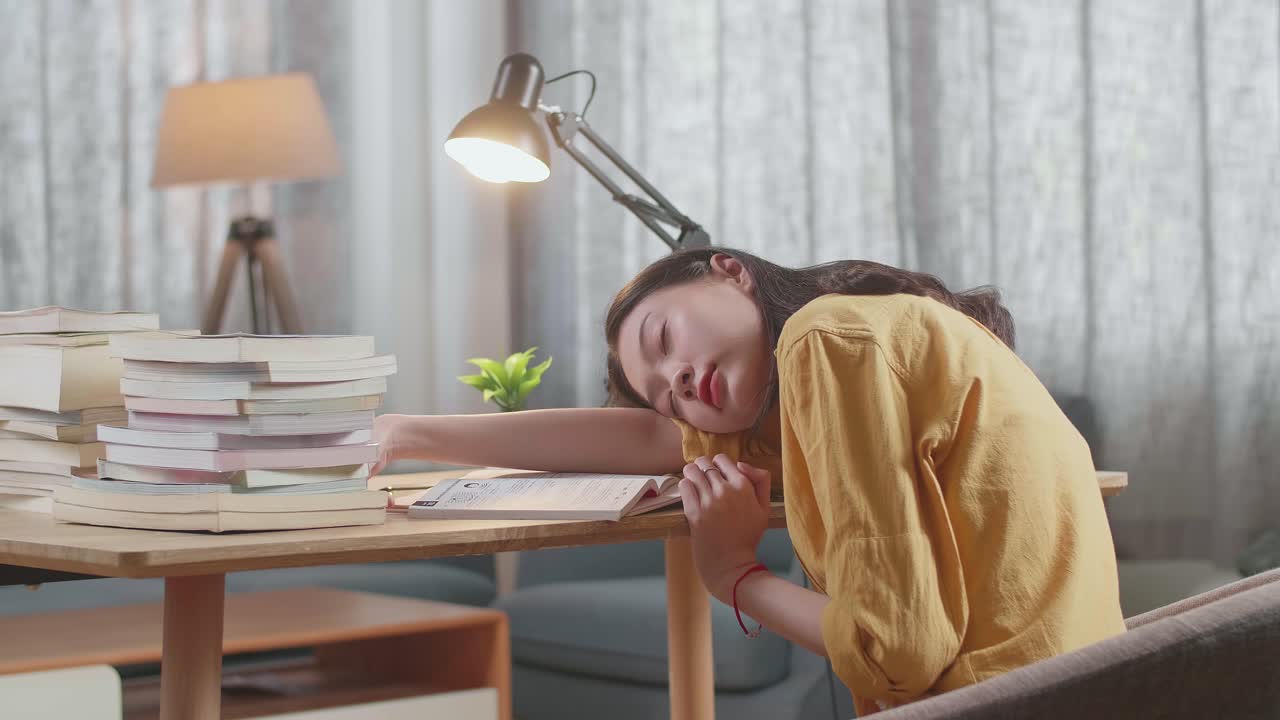 책상 에서 자고 있는 피곤 한 학생