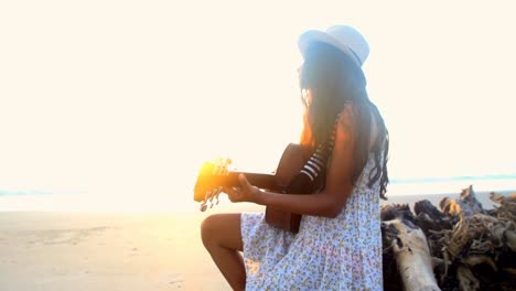 chica asiática en vestido retro tocando la guitarra