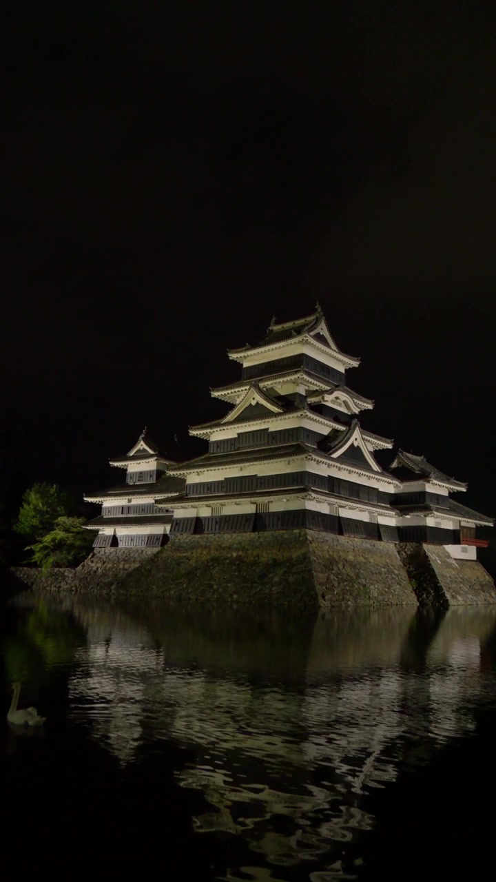 Castello di Matsumoto illuminato di notte a Nagano, Giappone. - Scatto verticale
